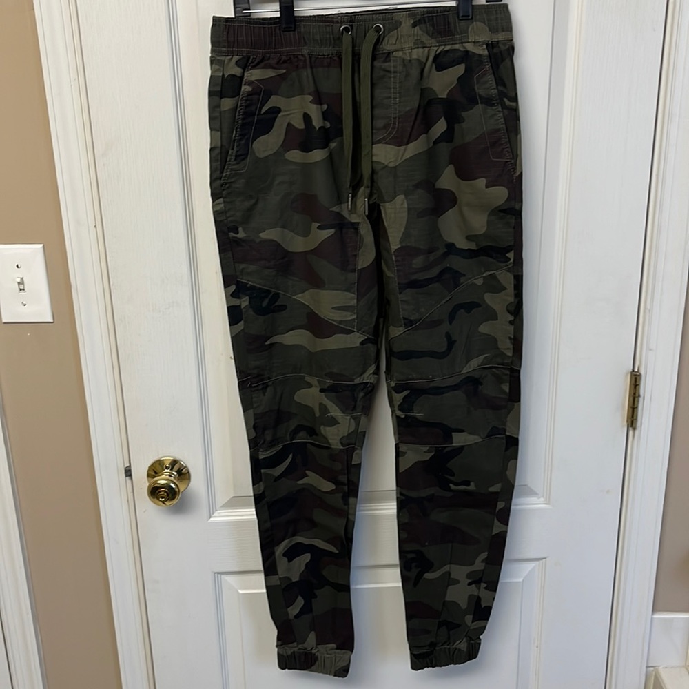 Pre-Owned CSG Cuffed Camo Pants Mens Size Medium. Excellent Condition.